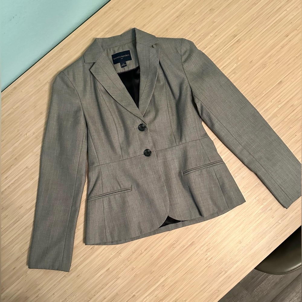 Grey Banana Republic cropped blazer